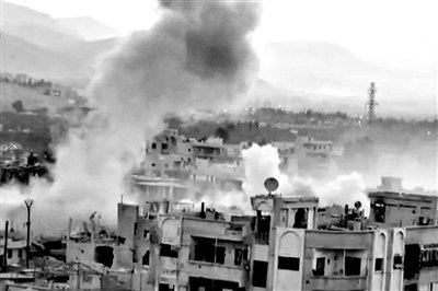 　10日公布的視頻顯示，敘利亞大馬士革地區(qū)，樓房遭重型火炮襲擊，現(xiàn)場濃煙滾滾。