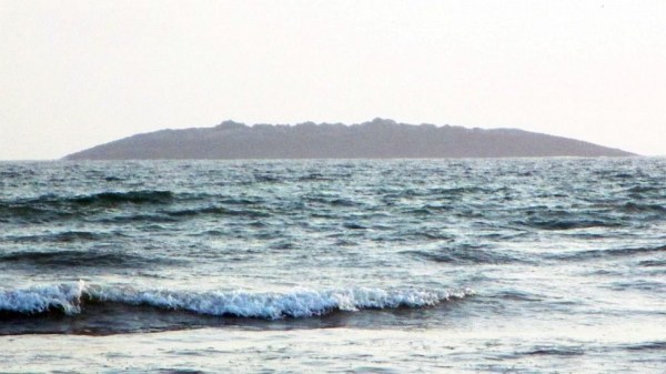 圖為在巴基斯坦靠近阿拉伯海的瓜達爾地區（Gwadar）近海600米處冒出一個小島。