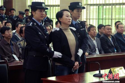 9月24日上午8時30分，陜西“房姐”龔愛愛涉嫌偽造、買賣國家機關(guān)證件一案，在陜西靖邊縣人民法院公開