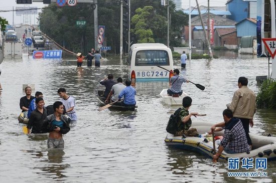 臺風“菲特”造成浙江余姚市城區(qū)大面積被淹，城市交通基本癱瘓，部分區(qū)域停電停水。
