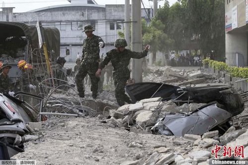 10月15日，菲律賓中部地區發生7.2級地震，災情持續擴大，菲官方稱地震已造成宿務、保和等省份數十人遇難，數百人受傷，大批建筑物受損。圖為菲律賓軍方在搜救被困者。