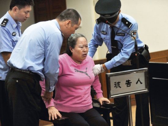 9月24日,在公訴人宣讀起訴書時,丁書苗因身體不停顫抖一度站立不穩,被法警扶住 9月24日,在公訴人宣讀起訴書時,丁書苗因身體不停顫抖一度站立不穩,被法警扶住