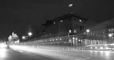 美國駐德國大使館夜景,這里被懷疑設(shè)有監(jiān)聽站。 美國駐德國大使館夜景,這里被懷疑設(shè)有監(jiān)聽站。