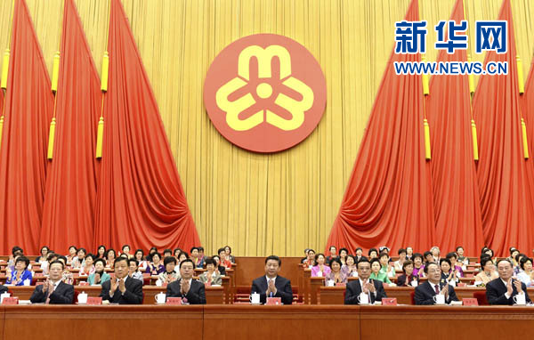 習(xí)近平、李克強(qiáng)、張德江、俞正聲、劉云山、王岐山、張高麗等在主席臺(tái)就座,祝賀大會(huì)召開(kāi)。 習(xí)近平、李克強(qiáng)、張德江、俞正聲、劉云山、王岐山、張高麗等在主席臺(tái)就座,祝賀大會(huì)召開(kāi)。