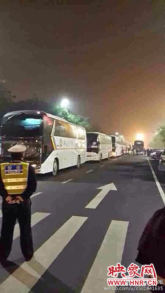 11月1日深夜，鄭州鄭東新區夜總會“皇家一號”被查處。網友供圖