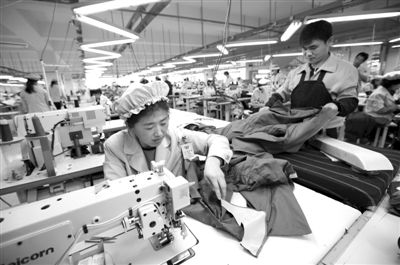 12月19日，朝鮮工人在開城工業(yè)園區(qū)工作。當(dāng)日，由二十國集團（G20）的經(jīng)濟官員、國際金融組織相關(guān)負(fù)責(zé)人以及各國記者等組成的國際代表團訪問工業(yè)園區(qū)。今年4月朝鮮單方面關(guān)閉開城工業(yè)園，9月才宣布重開。新華社發(fā)