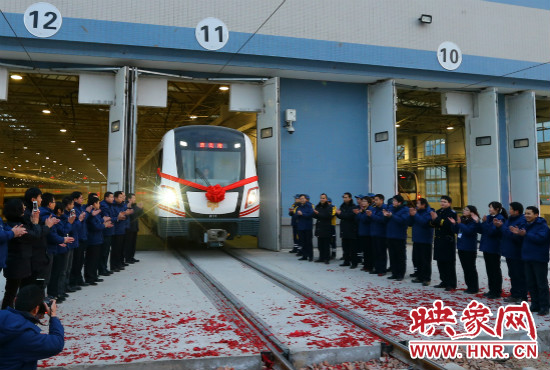 12月28日早上7點39分,編號為0111的列車駛出鄭東車輛段開往市體育中心站 12月28日早上7點39分,編號為0111的列車駛出鄭東車輛段開往市體育中心站