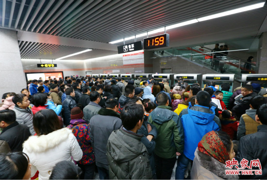 11點59分，紫金山地鐵站售票機前擠滿了買票的市民，場面如同春運
