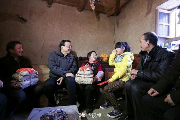 27日，李克強到安康旬陽金坡村看望留守兒童。