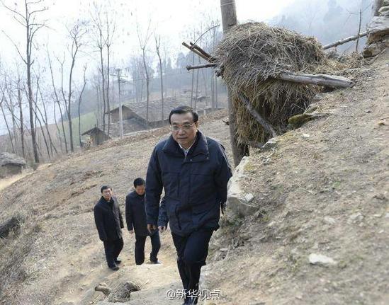 27日，李克強到安康旬陽金坡村看望留守兒童。