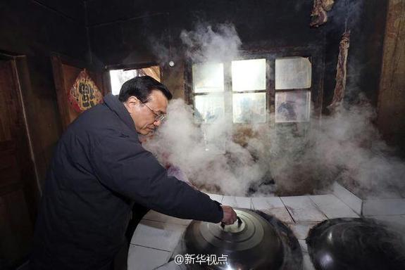 27日，李克強到安康旬陽金坡村看望留守兒童。