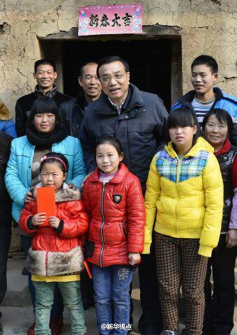 27日，李克強到安康旬陽金坡村看望留守兒童。