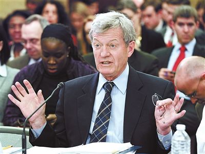 2012年2月1日，鮑卡斯在國會會議上發言供圖/IC