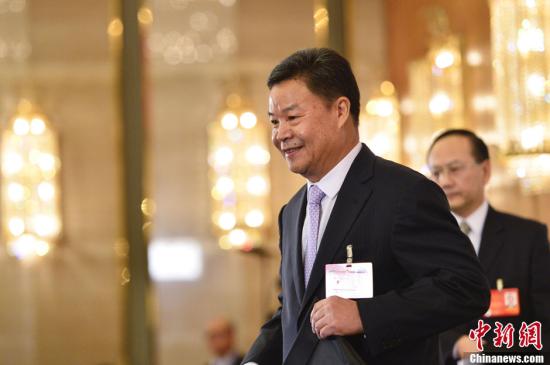 呂新華向中外媒體介紹本次大會有關情況并回答記者提問。中新社發(fā) 廖攀 攝