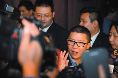 3月10日23時許，與馬航失聯航班部分乘客家屬乘坐同一航班的乘客在北京首都機場辦理值機手續。新華社