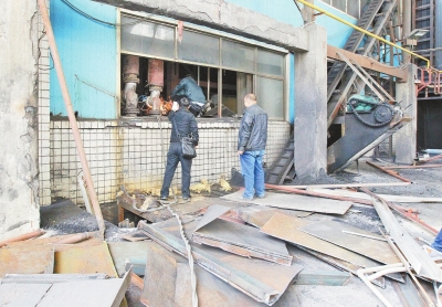 工作人員拆除市區一處燃煤鍋爐設備