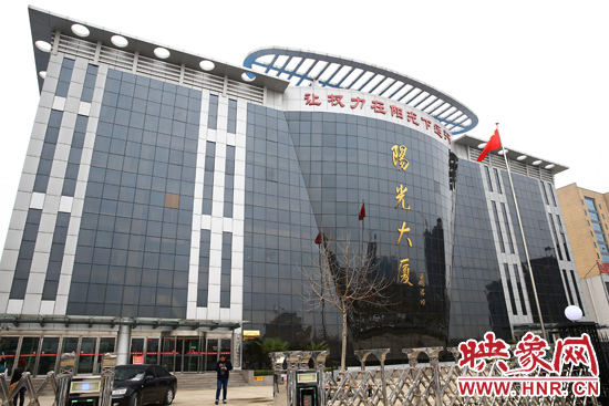 2011年4月,蘭考縣為民服務中心入住陽光大廈,目前,共有行政職能部門39個 2011年4月,蘭考縣為民服務中心入住陽光大廈,目前,共有行政職能部門39個