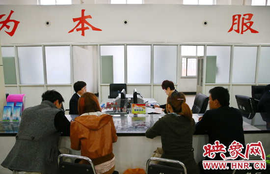 在陽光大廈一樓大廳內,分布著人社局、民政局等與群眾利益相關的民生服務窗口。 在陽光大廈一樓大廳內,分布著人社局、民政局等與群眾利益相關的民生服務窗口。