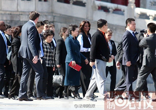 3月21日上午,美國總統夫人米歇爾參觀故宮,彭麗媛陪同。彭麗媛一身湖藍色裙裝,米歇爾黑白色職業裝 3月21日上午,美國總統夫人米歇爾參觀故宮,彭麗媛陪同。彭麗媛一身湖藍色裙裝,米歇爾黑白色職業裝