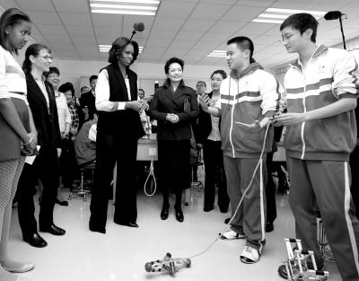 昨天上午,彭麗媛與米歇爾共同參觀北師大二附中,觀看學生們演示自己設計制作的幾何機器人。 昨天上午,彭麗媛與米歇爾共同參觀北師大二附中,觀看學生們演示自己設計制作的幾何機器人。