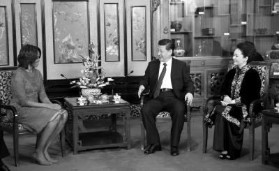 昨晚,國家主席習近平和夫人彭麗媛在北京釣魚臺國賓館會見美國總統奧巴馬夫人米歇爾。 昨晚,國家主席習近平和夫人彭麗媛在北京釣魚臺國賓館會見美國總統奧巴馬夫人米歇爾。