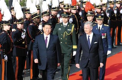 30日，習近平在會見比利時國王菲利普前，出席菲利普國王在王宮廣場舉行的隆重歡迎儀式。新華社發