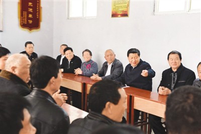 3月17日,習近平在河南省蘭考縣東壩頭鄉張莊村村委會與干部群眾座談,聽取意見和建議。 3月17日,習近平在河南省蘭考縣東壩頭鄉張莊村村委會與干部群眾座談,聽取意見和建議。
