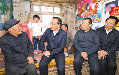 3月27日,李克強在內蒙古自治區翁牛特旗橋頭鎮太平莊村看望貧困戶。 3月27日,李克強在內蒙古自治區翁牛特旗橋頭鎮太平莊村看望貧困戶。