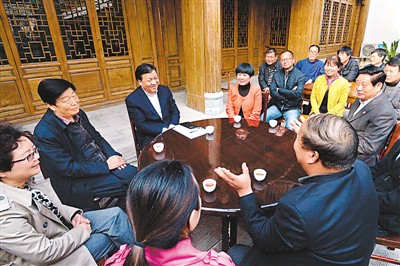 3月23日,劉云山在陜西省咸陽市禮泉縣煙霞鎮袁家村與基層干部群眾座談,聽取對教育實踐活動的意見建議。 3月23日,劉云山在陜西省咸陽市禮泉縣煙霞鎮袁家村與基層干部群眾座談,聽取對教育實踐活動的意見建議。