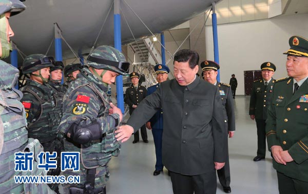 這是習(xí)近平同特戰(zhàn)隊(duì)員親切交談,詳細(xì)詢問他們的教學(xué)訓(xùn)練和生活情況。 這是習(xí)近平同特戰(zhàn)隊(duì)員親切交談,詳細(xì)詢問他們的教學(xué)訓(xùn)練和生活情況。