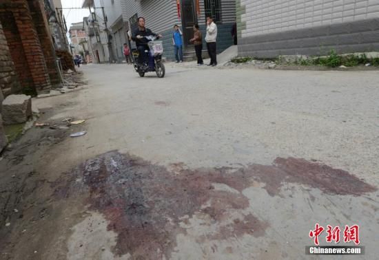 4月28日，福建省福州市閩侯縣發生一起惡性駕車撞人事件，圖為事發現場血跡斑斑。中新社發 劉可耕 攝