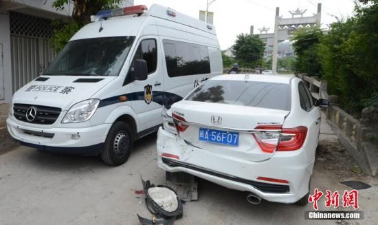  4月28日，福建省福州市閩侯縣發生一起惡性駕車撞人事件，圖為被撞車輛損毀嚴重。經初查，該肇事男子叫林某新（漢族，37歲，福州長樂人），因婚姻問題，情緒失控，駕車從閩侯縣青口鎮往尚干鎮方向，沿奔馳大道行駛，連續撞人。中新社發 劉可耕 攝