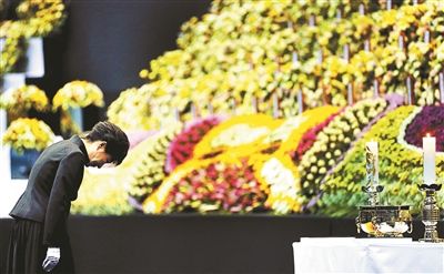 4月29日,韓國總統(tǒng)樸槿惠為“歲月”號(hào)沉沒客輪死難者默哀圖片/IC 4月29日,韓國總統(tǒng)樸槿惠為“歲月”號(hào)沉沒客輪死難者默哀圖片/IC