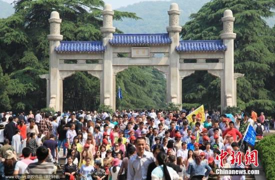 五一小長假扎堆出游景區爆棚 多地高速擁堵數公里 五一小長假扎堆出游景區爆棚 多地高速擁堵數公里