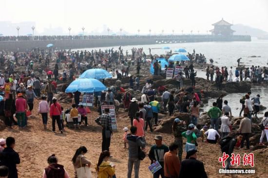 五一小長假扎堆出游景區爆棚 多地高速擁堵數公里 五一小長假扎堆出游景區爆棚 多地高速擁堵數公里