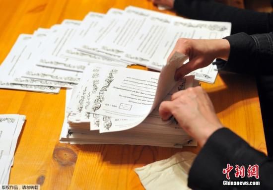 　　當地時間2014年5月11日，烏克蘭東部地區選舉工作人員開始公投計票工作。