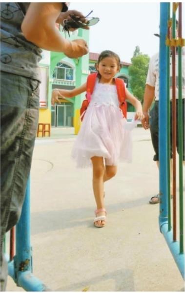 　　昨日，潛江市浩口鎮第三小學已被戒嚴，下午幼兒園學生放學時，一些家長前來接孩子