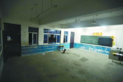 　　昨晚10時，事發教室里的書桌幾乎被搬空，一個損壞的書桌倒在地上