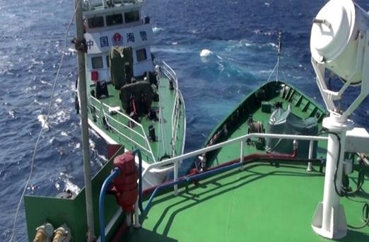 越南拍攝的中國(guó)海空力量護(hù)衛(wèi)981鉆井平臺(tái)。 越南拍攝的中國(guó)海空力量護(hù)衛(wèi)981鉆井平臺(tái)。