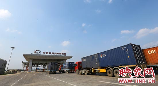 一頭連著生產(chǎn)，一頭牽著消費，現(xiàn)代物流業(yè)成為經(jīng)濟運行的血脈。