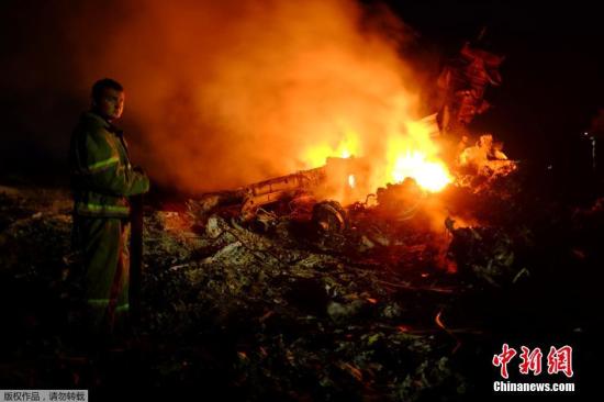 圖為馬航波音777客機(jī)在頓涅茨克地區(qū)墜毀的現(xiàn)場(chǎng)。 圖為馬航波音777客機(jī)在頓涅茨克地區(qū)墜毀的現(xiàn)場(chǎng)。