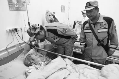 緊張的救援間隙，中國緊急救援河南基地的隊員還探望了被救的84歲老人。