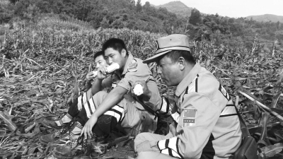 饑餓難忍，中國緊急救援河南基地的救援隊員在已毀的玉米地里撿拾生玉米吃。