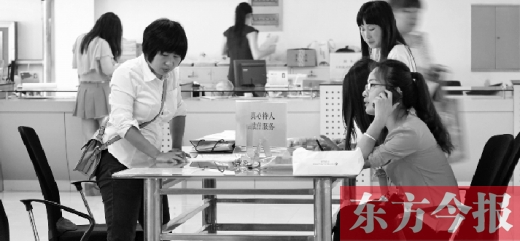 　　行政審批“瘦身”，不僅提高了行政效率，節(jié)約了行政資源，而且最大限度地方便了群眾