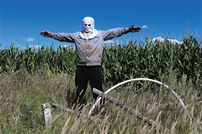 一牧民向記者描述化工園區(qū)打的水井：“他們的井又深又大，我們肯定搶不過(guò)他們。”