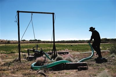 　布日古德起動(dòng)水泵，等了幾分鐘才有水上來(lái)，沒(méi)抽一會(huì)兒就沒(méi)水了，等一陣子才能繼續(xù)抽。