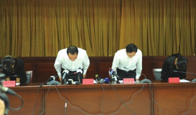 昆明通報明通小學踩踏事故原因，官員鞠躬致歉。圖/東方IC