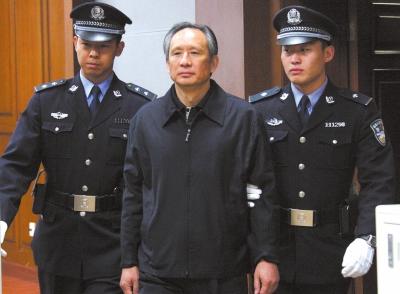 昨天，被告人張曙光在法庭上聽(tīng)取宣判。新華社發(fā)