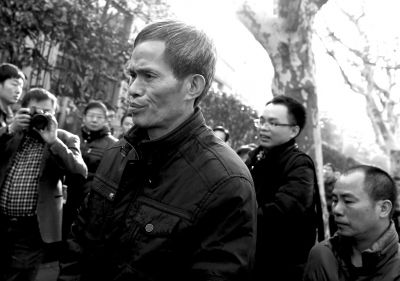 被告人林森浩的父親林尊耀準備進入法院。