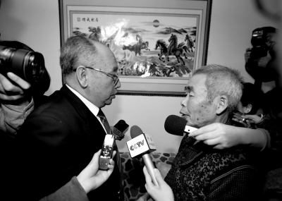 15日，內蒙古高院副院長趙建平（左）帶隊向呼格吉勒圖父母送達再審法律文書。